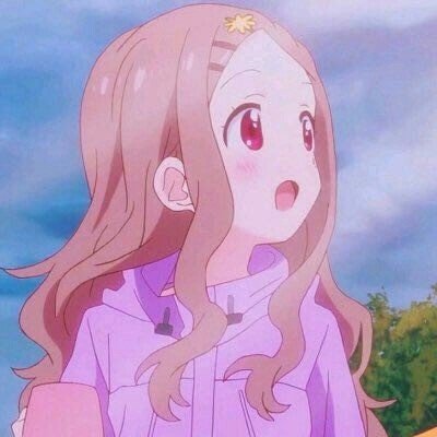 一户人家用车当狗窝把狗子拴在车上